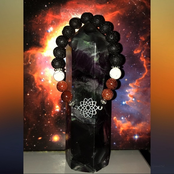 🏵 Hand-made Beaded Bracelet - Picture 1 of 3